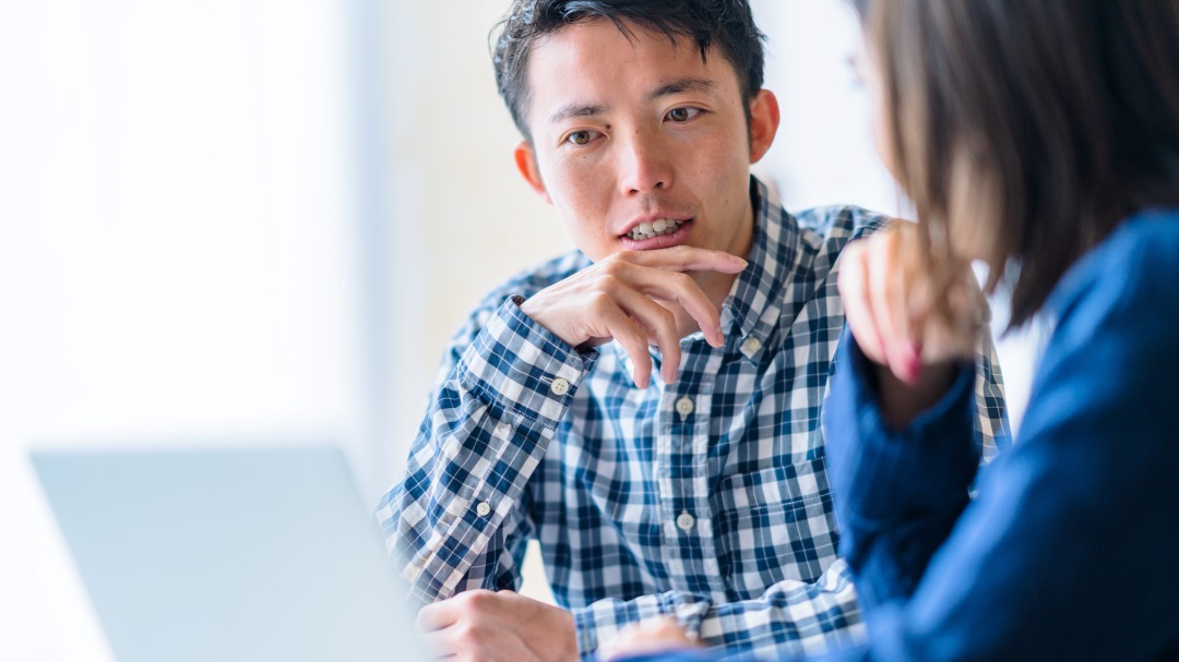 話し合う男女