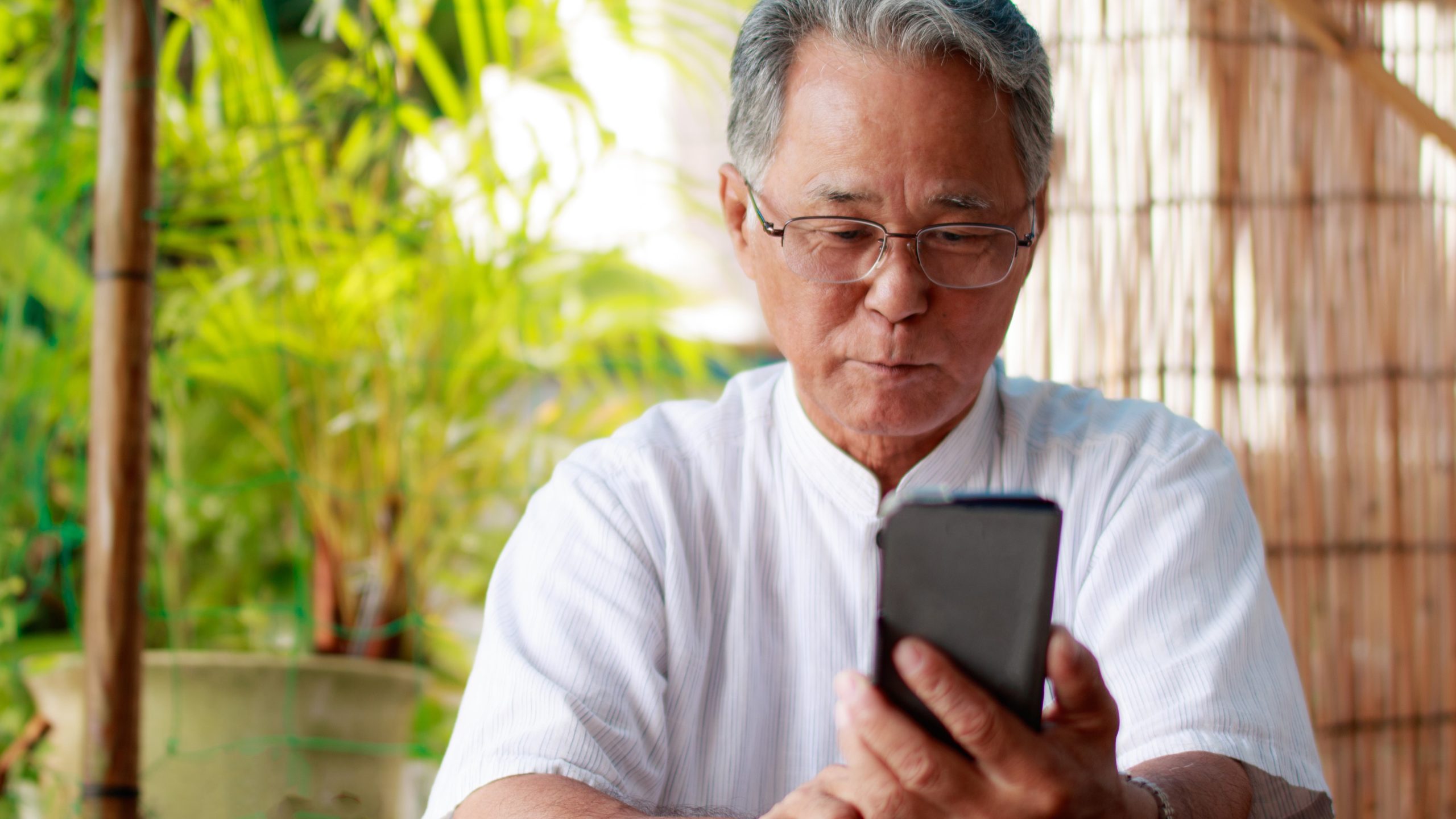 スマホにメモをする男性