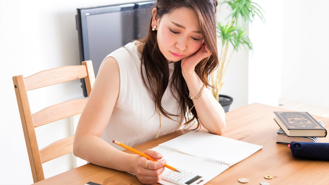 書類を確認する女性