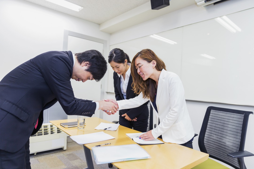 弁護士と握手する女性