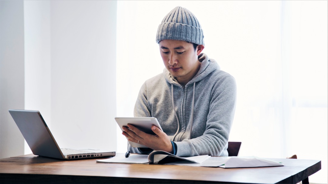 調べ物をする男性