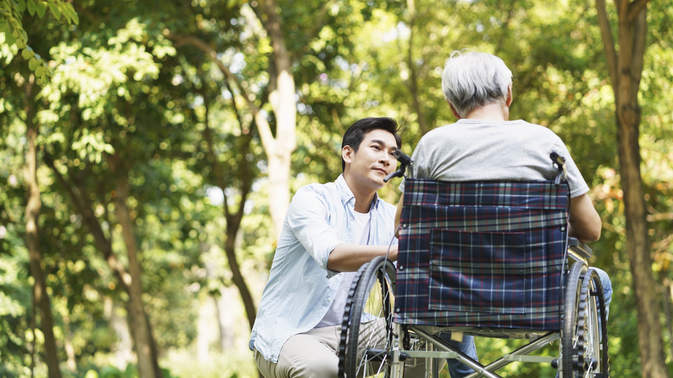 介護される男性