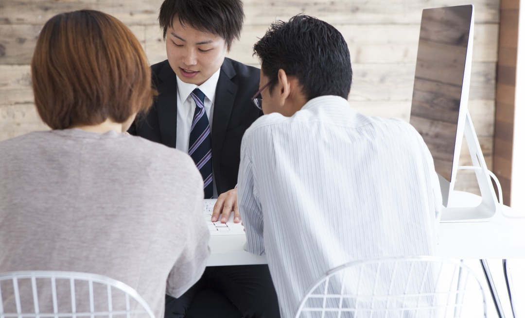 相談する夫婦