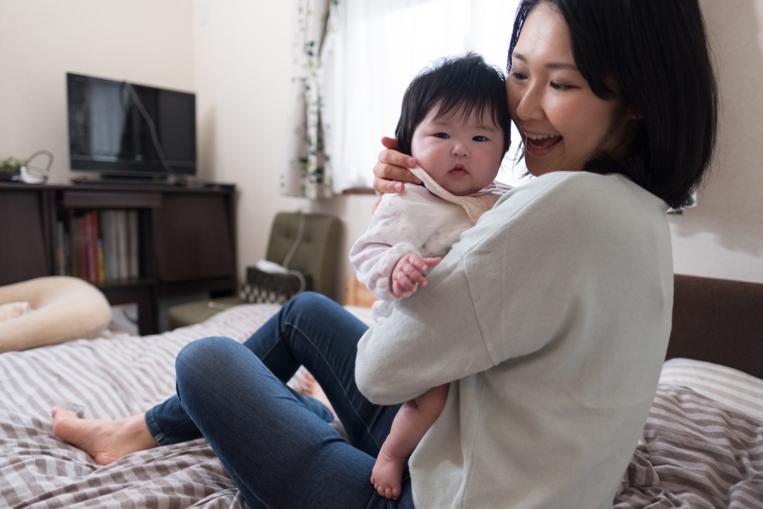 子供をあやす女性