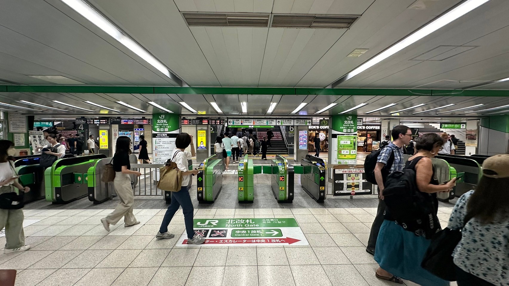 池袋駅構内の様子